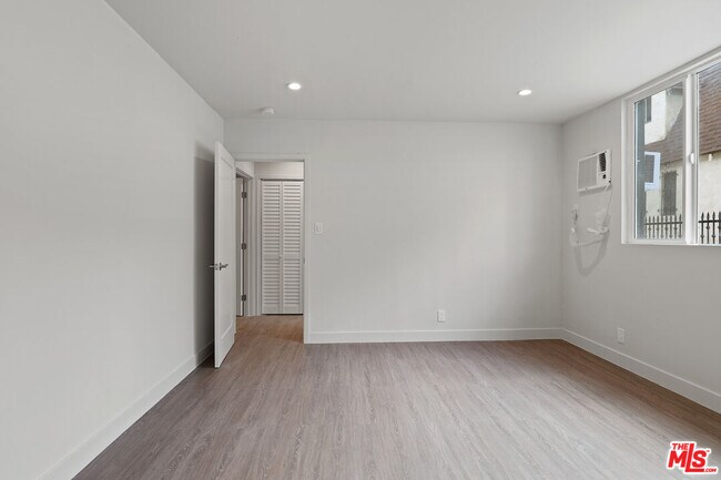 Building Photo - 1117 S Bronson Ave
