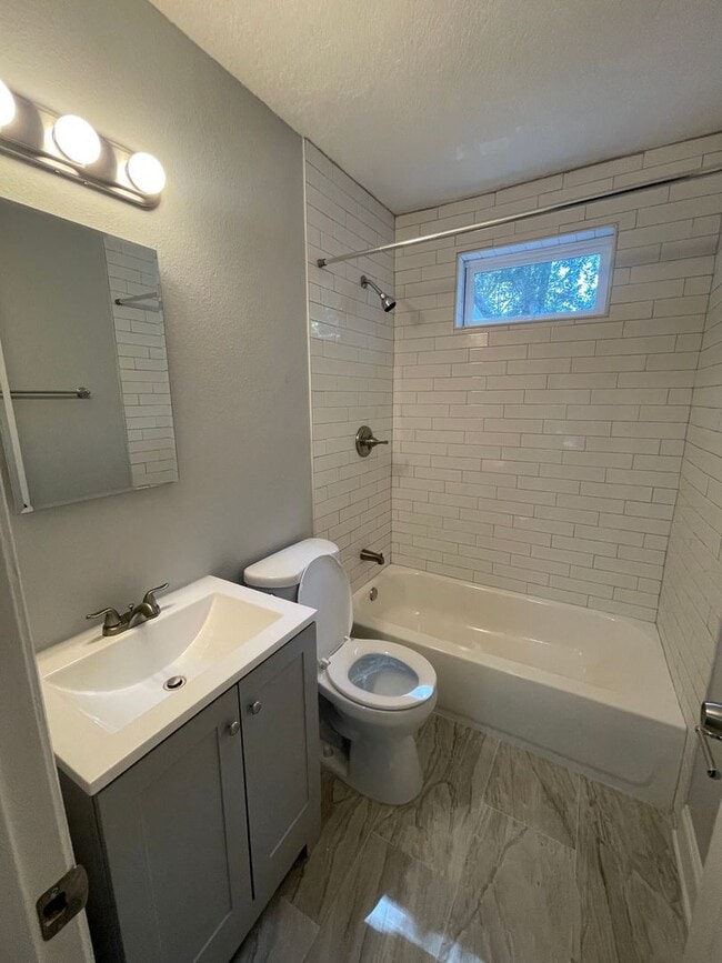 Building Photo - 4/2 Single Family Home : Available Now!