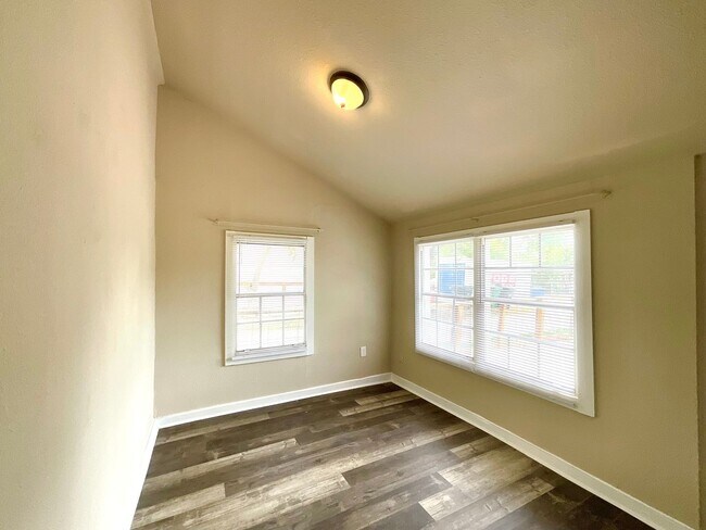 Building Photo - Spacious 2-Bedroom Home Steps from Restaur...