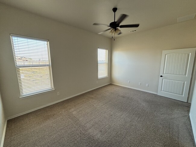 Building Photo - 3 bed 2 bath with 2 car garage located in ...