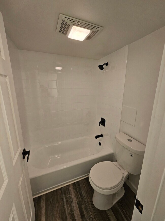 Building Photo - Room for rent near UP #5