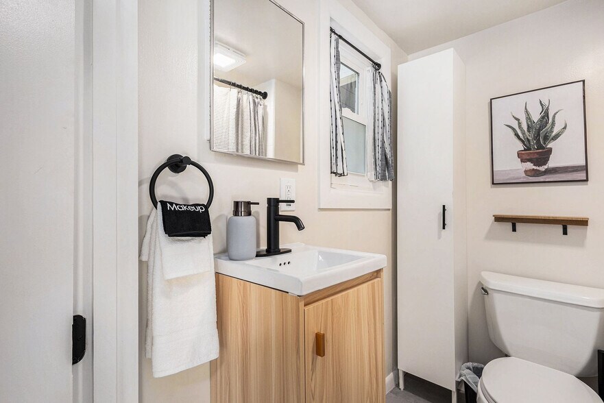 Building Photo - 37 Gold Ave NW