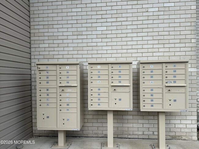 Building Photo - 330 Shore Dr