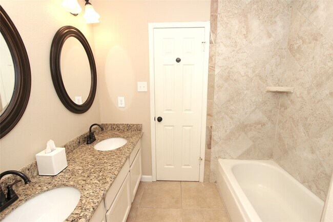 Building Photo - 2731 Colony Dr