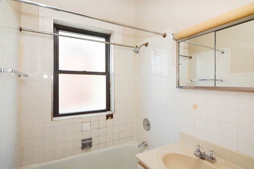 Building Photo - 1238 Oak Ave