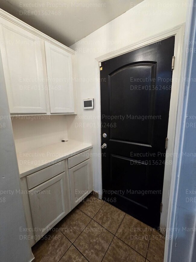 Building Photo - 3 bedroom/ 2.5 bathroom 2 story home.