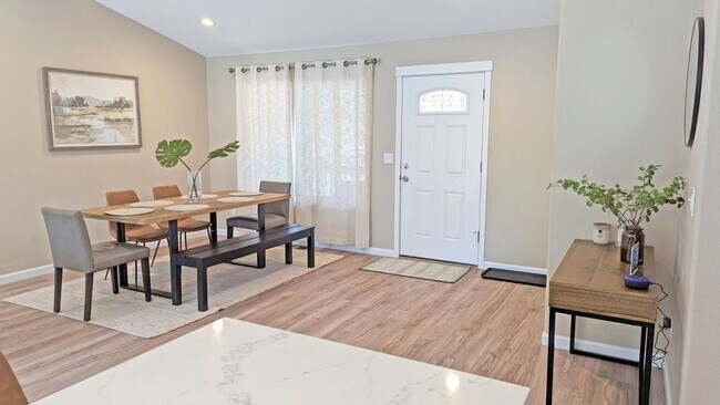 Building Photo - Beautiful Home with Modern Comforts