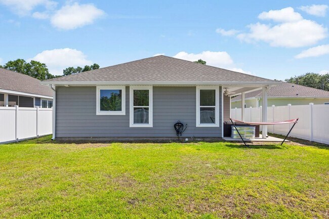 Building Photo - Freeport/Niceville Beauty!
