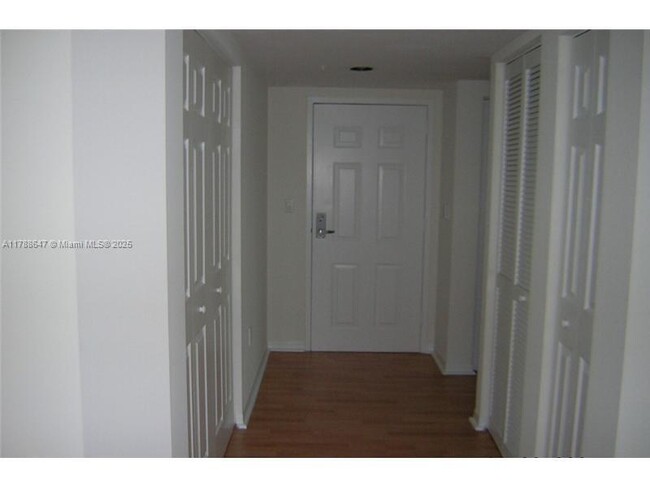 Building Photo - 1155 Brickell Bay Dr