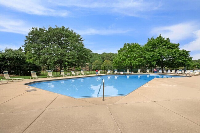Building Photo - 5915 Meadow Dr