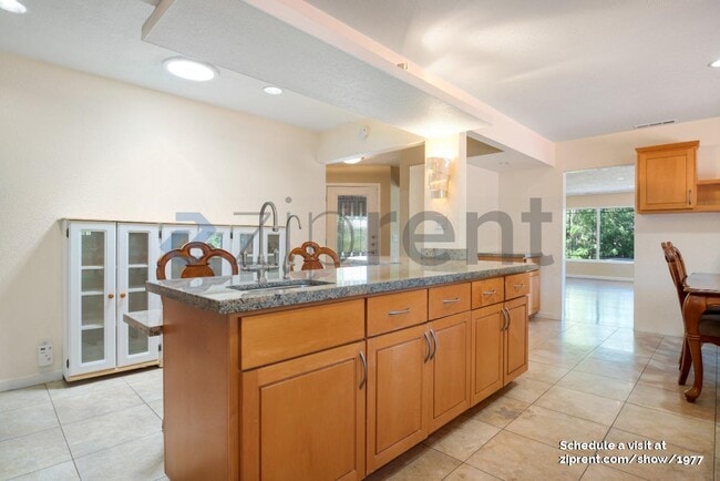 Building Photo - 10609 Creston Dr