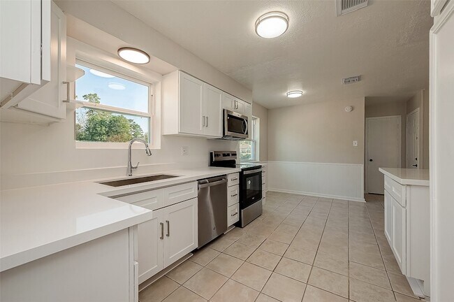 Building Photo - 23130 Bayleaf Dr