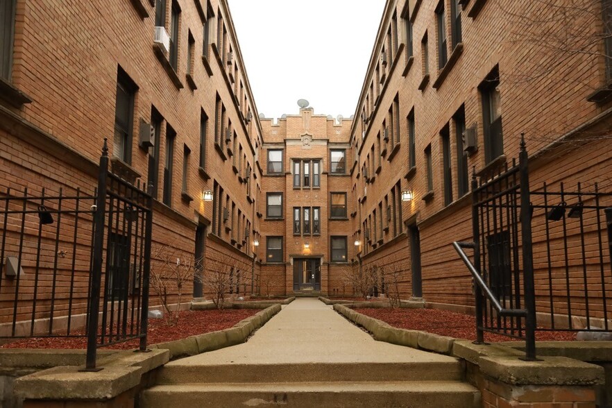 Building Photo - 747 W Cornelia Ave