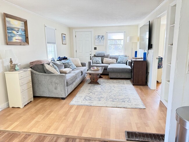 Building Photo - Sunny 1+ Bedroom Single family Home