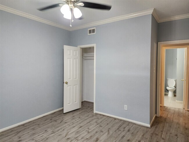 Building Photo - 2255 Braeswood Park Dr