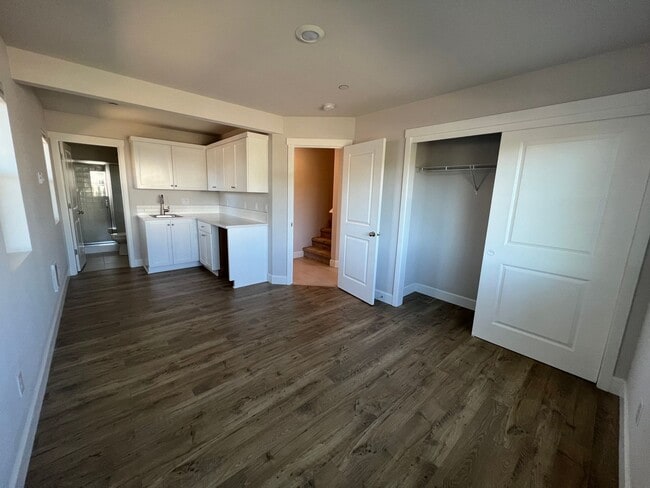 Building Photo - Don't Miss Out On This Beautiful Spacious ...