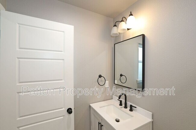 Building Photo - 14411 Periwinkle Dr