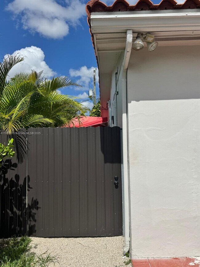 Building Photo - 9815 SW 21st St