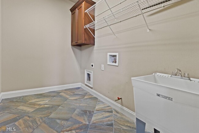 Building Photo - 2481 Lake Erma Dr