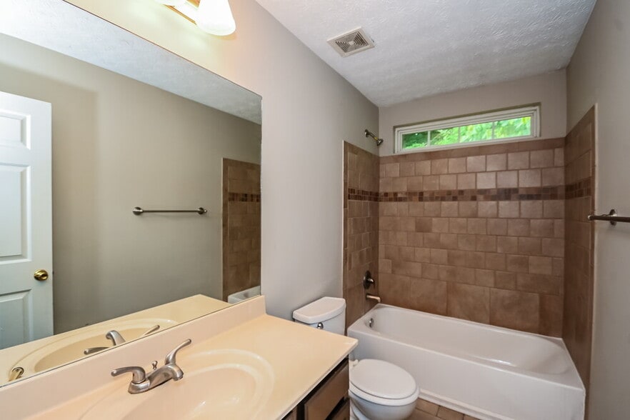 Building Photo - 213 Oak Grove Way