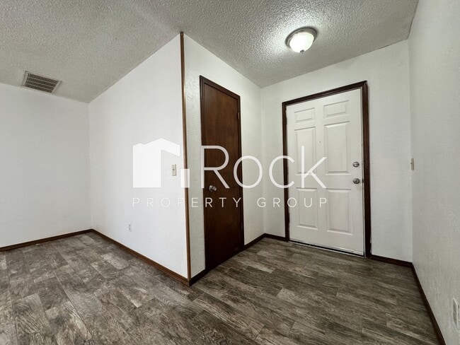 Building Photo - 3 Bedroom, 2 bath, 2 car garage home avail...