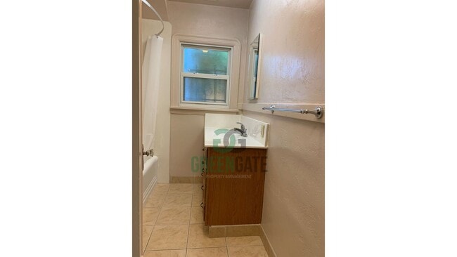 Building Photo - Charming 2 Bedroom Home Available Near Dow...