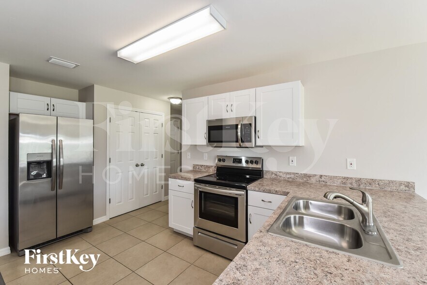 Building Photo - 1195 Desmond St