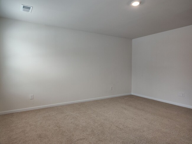 Building Photo - Pristine, 3 bedroom, 2.5 bathroom home located in the Stewart Creek States Subdivision!