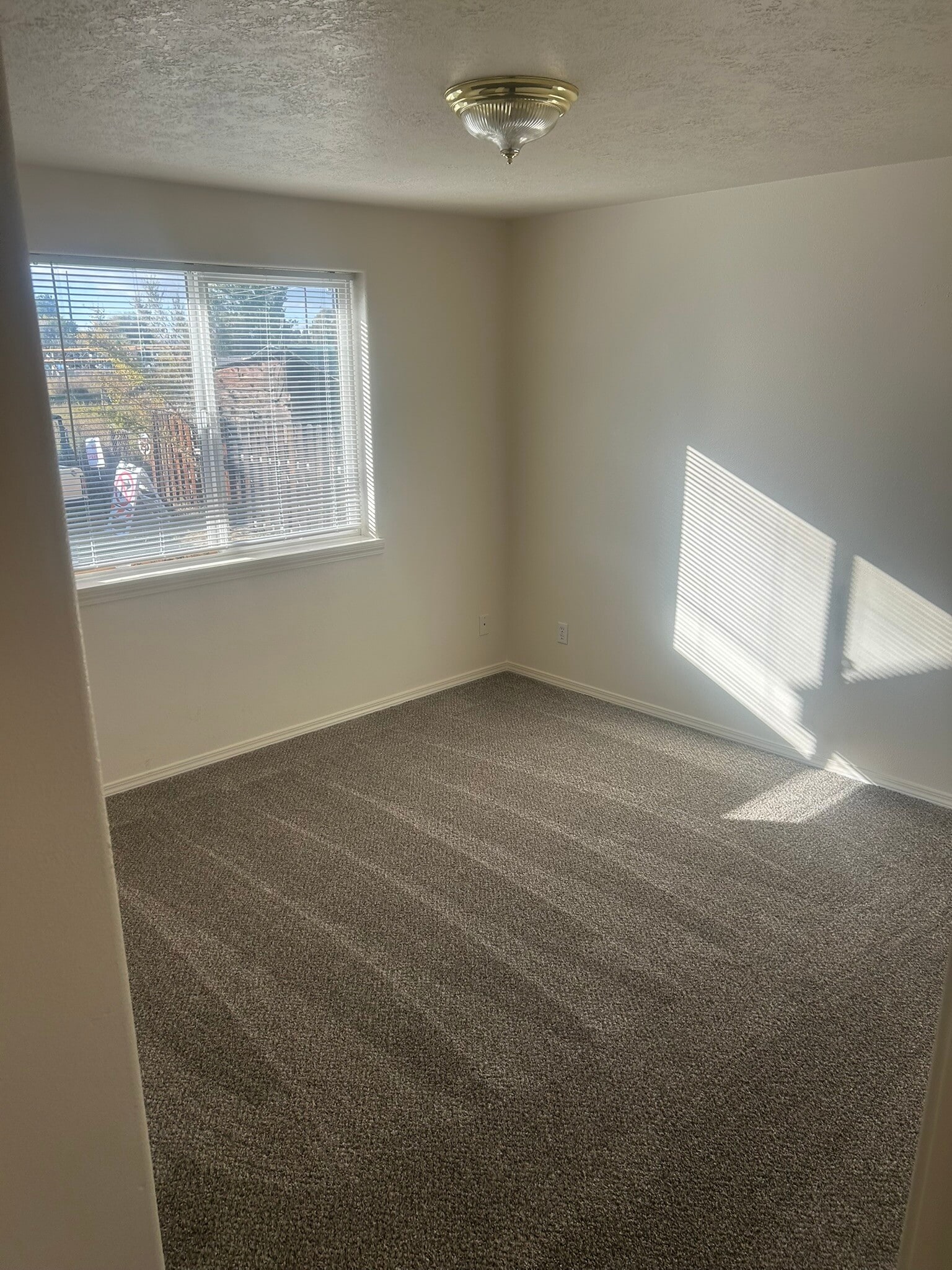 Building Photo - 935 NW Cains Rd