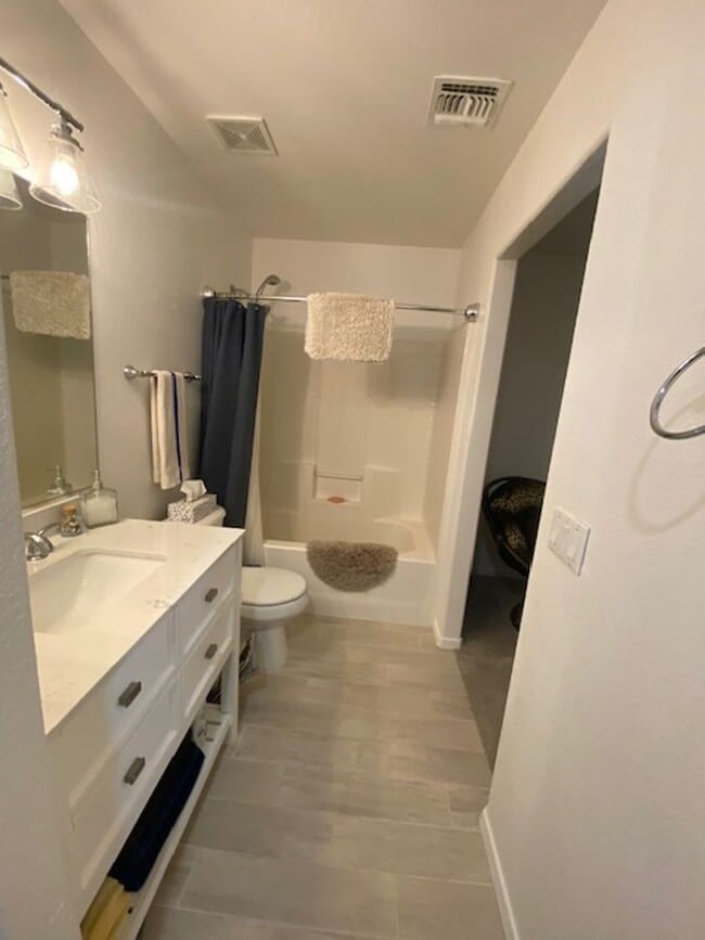 Building Photo - 3045 Palisades Dr