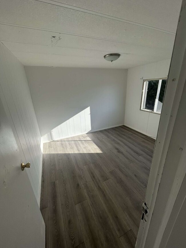 Building Photo - Welcome Home to Comfortable and Spacious L...