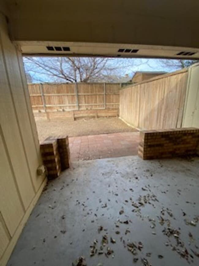 Building Photo - 2-bedroom, 1 bath house in Frisco. Parking uncovered.