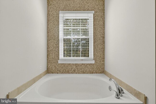 Building Photo - 8605 Western Oak Dr