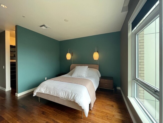 Building Photo - Incredible 1Bd/1Ba Fully Furnished Condo in the Pearl!!!! Corner Unit with Spectacular Views & Ga...