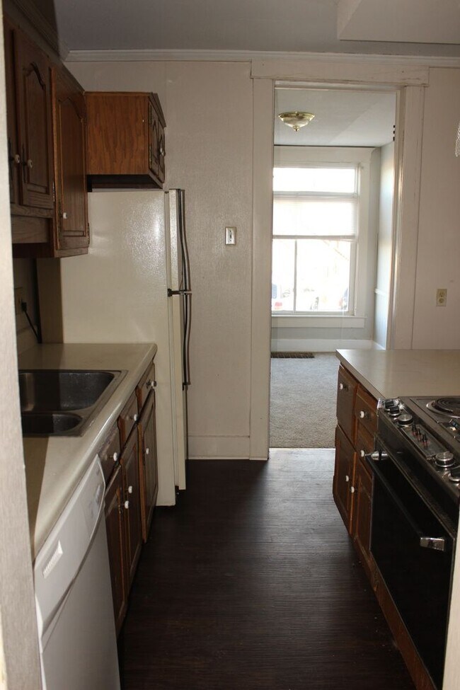 Building Photo - Close to Campus: Dishwasher and Washer/Dryer Included