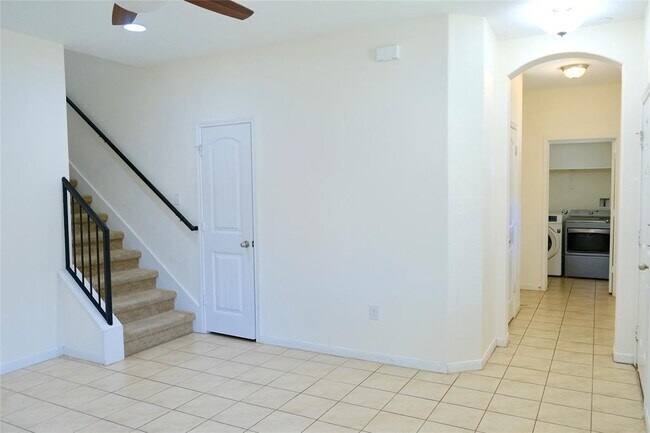 Building Photo - 2880 Donnell Dr