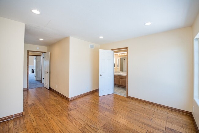 Building Photo - Panoramic Majesty