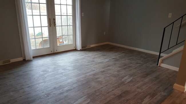 Building Photo - Spacious 3 Bedroom, 1 Bath Townhome in Hav...