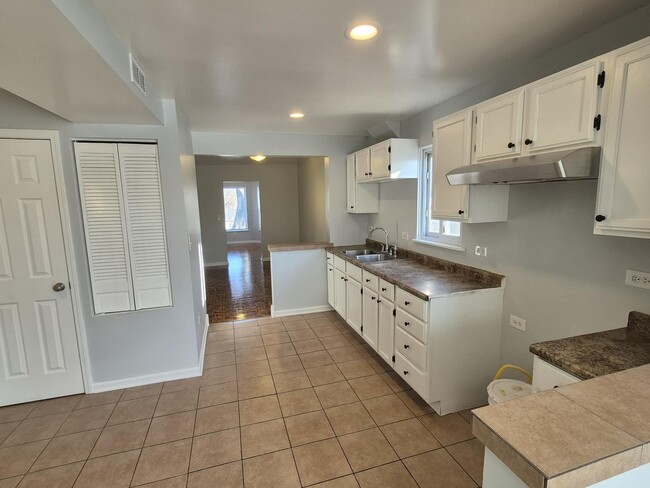 Building Photo - 6840 S Claremont Ave