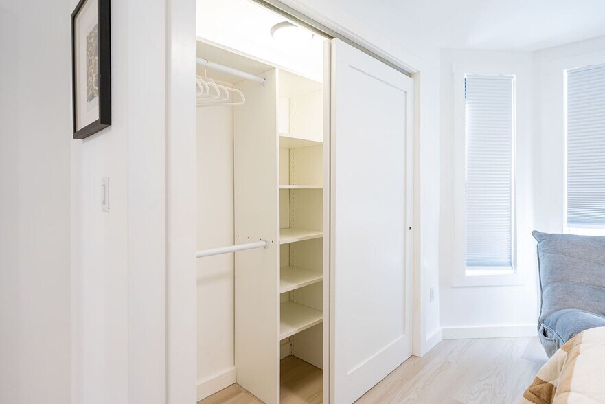 Building Photo - 42 White St Pl