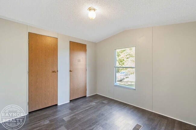 Building Photo - Enjoy the peace and quiet of the country!