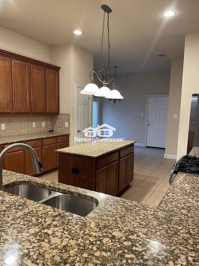 Building Photo - Very nice 3 bed Townhome in Plano!