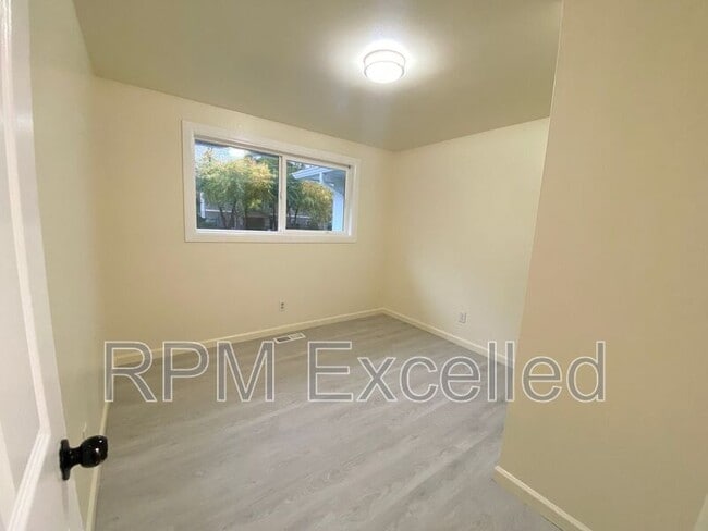 Building Photo - 3216 S 208th St