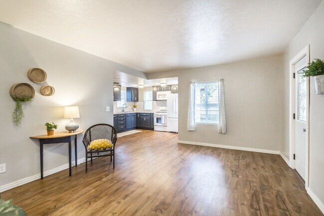 Building Photo - 1324 W Sioux St