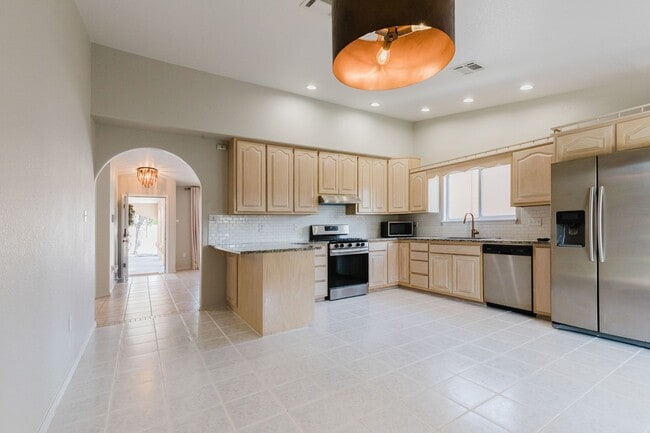 Building Photo - MOVE IN SPECIAL: $500 off the First Month ...
