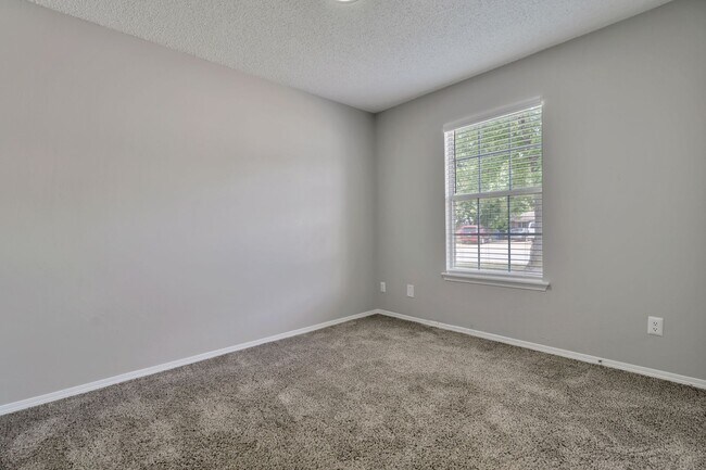 Building Photo - 3 Bed 2 Bath duplex just minutes to I-49