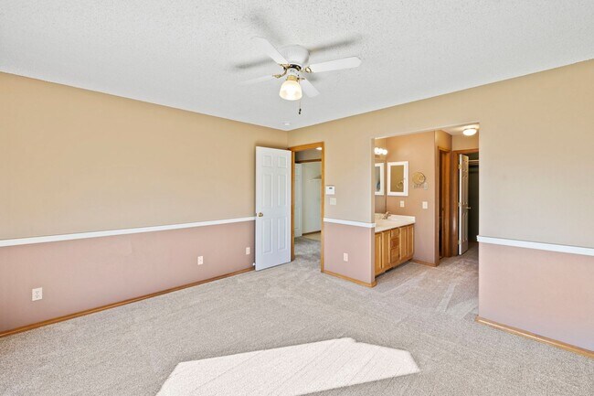 Building Photo - Sundown Rancher with Mountain Views, Walk-...