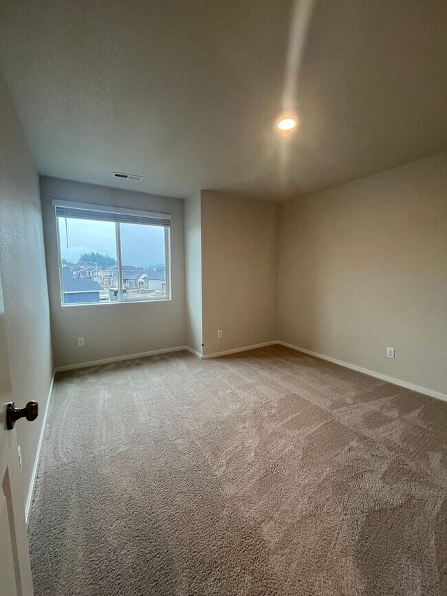 Building Photo - 4-Bedroom 2.5-Bathrrom house in Springfield