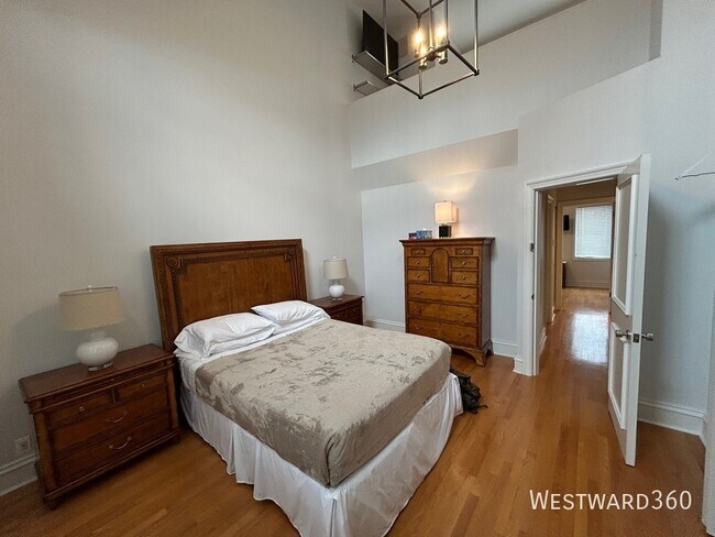 Building Photo - 1801 W Winnemac Ave