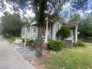 Building Photo - 405 River St